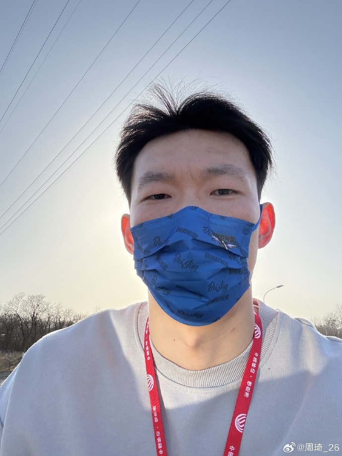 悠閑！周琦騎京牌電動車出行：太陽出來了 開京牌兜兜風！