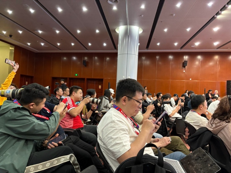 萬眾矚目！記者擠滿國足賽前新聞發布廳，賽場記者預計超300人