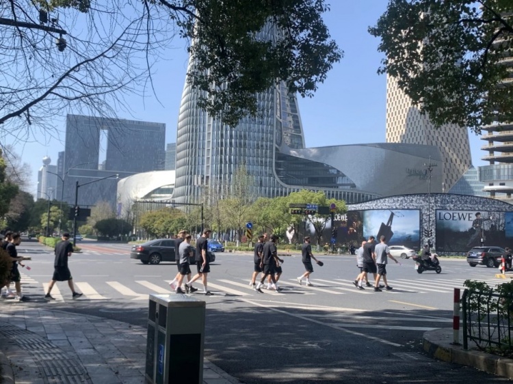 心態(tài)放松，有網(wǎng)友拍到澳大利亞隊早上在萬象城citywalk