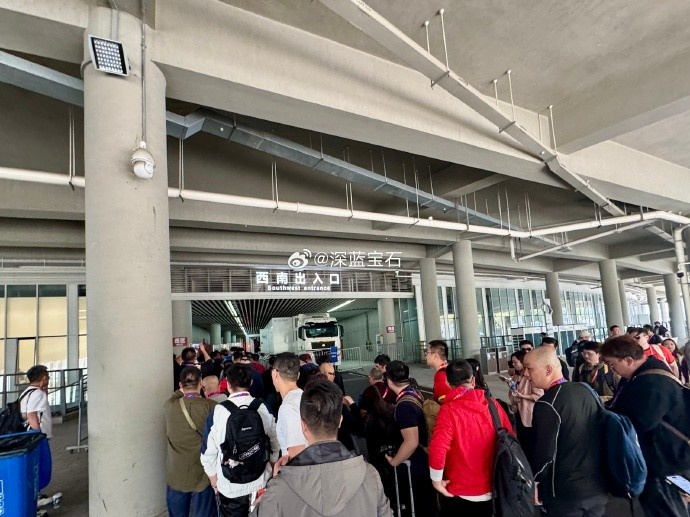 盛況空前！記者曬照：距離中澳之戰(zhàn)還有三小時(shí)，現(xiàn)場(chǎng)記者已超百名