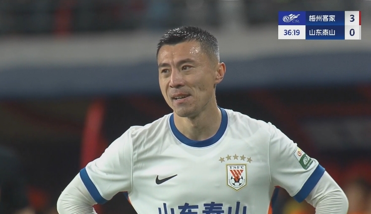 34分鐘0-3落后！36歲鄭錚苦笑36歲大雷沮喪 替補席黃政宇神態輕松