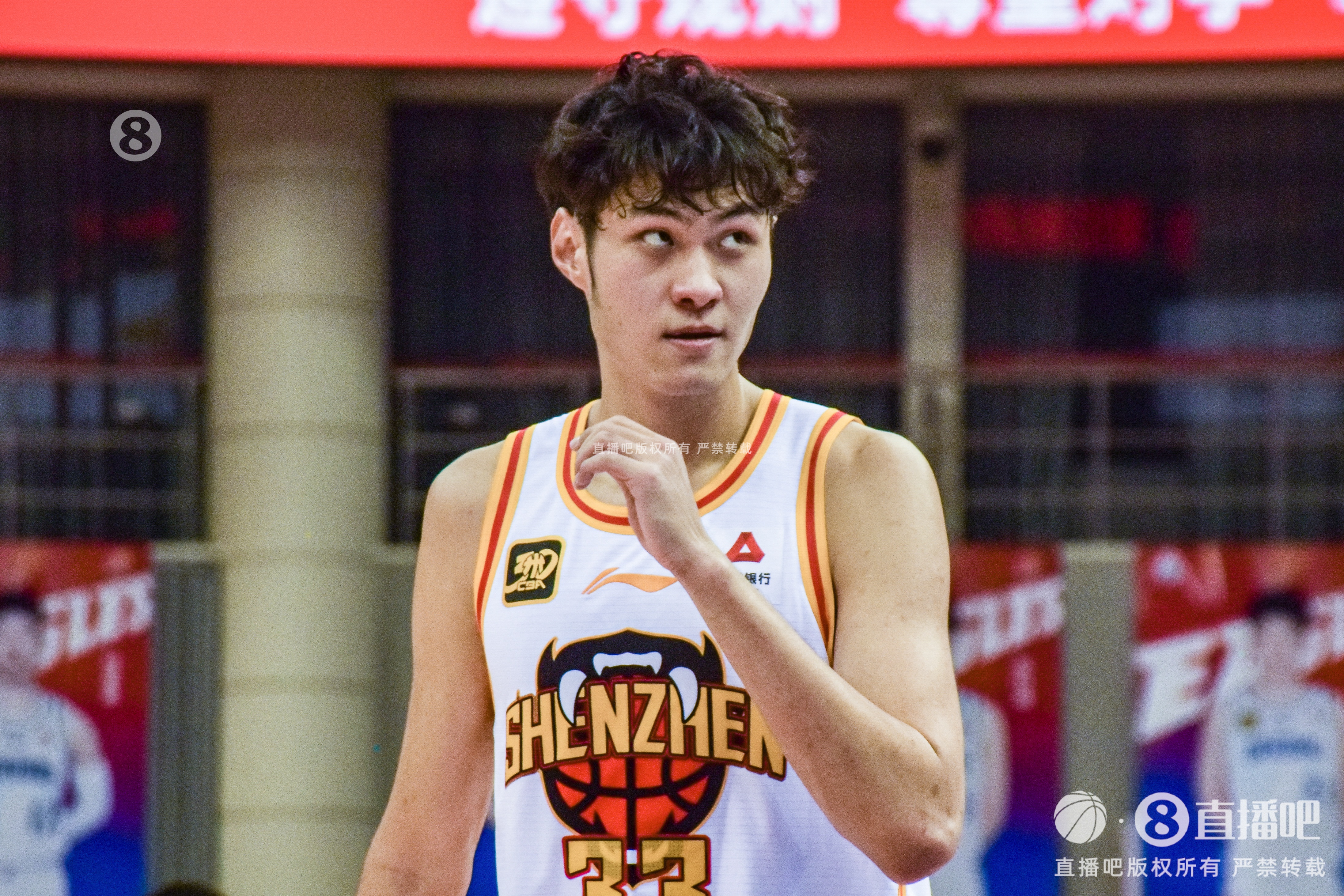 敢打敢拼！王浩然首節打滿12分鐘6中4拿到11分&上演反擊飛身劈扣