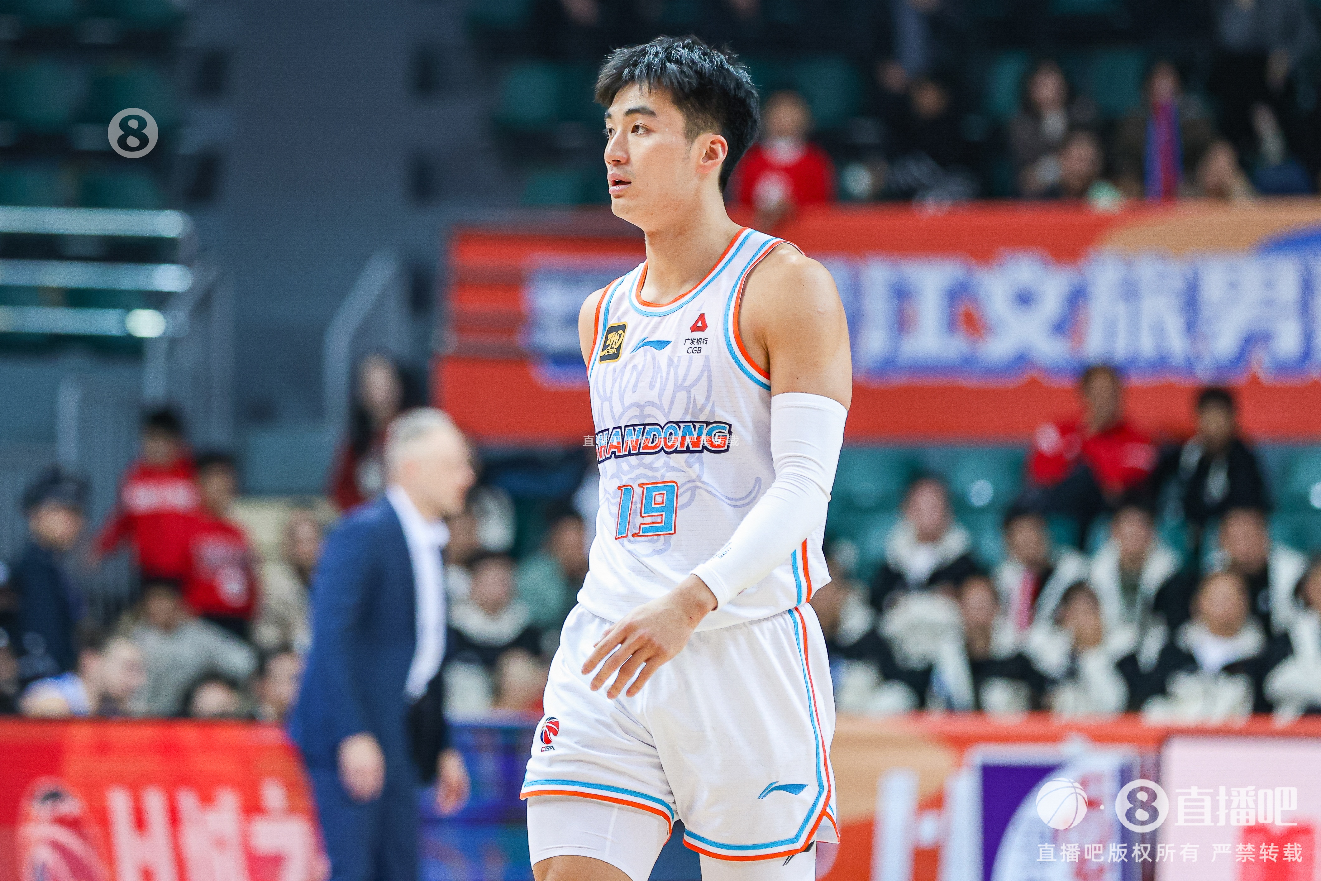 今天效率奇高！于德豪上半場11分鐘7投5中砍下全隊最高的12分
