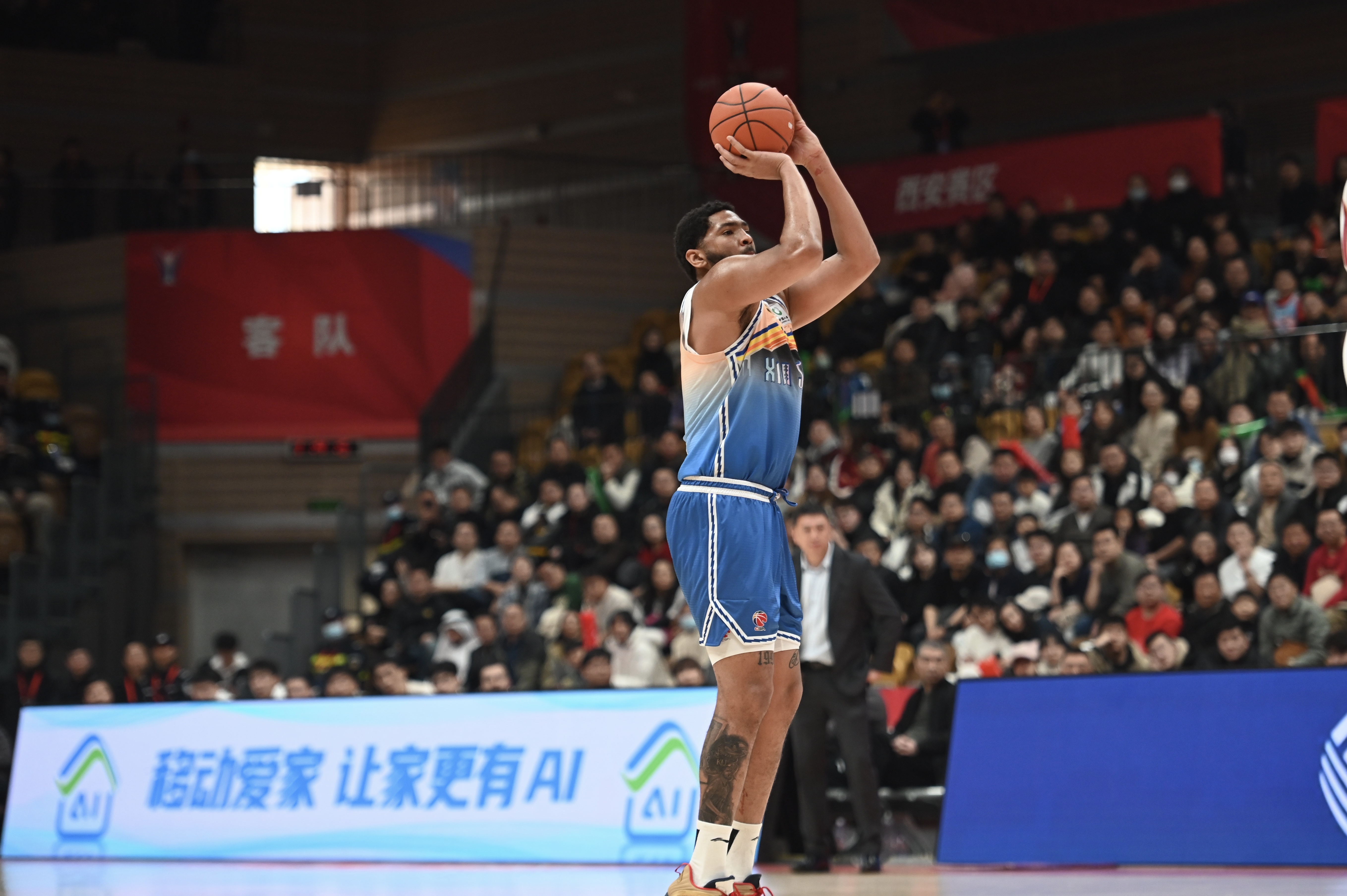 率先發力！新疆外援勞森首節7中5拿到11分 三分2中1